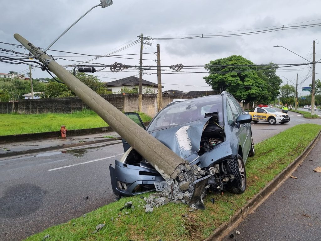 Via no Urbanova segue bloqueada; funcionários aguardam para remover poste na Sishima Hifumi