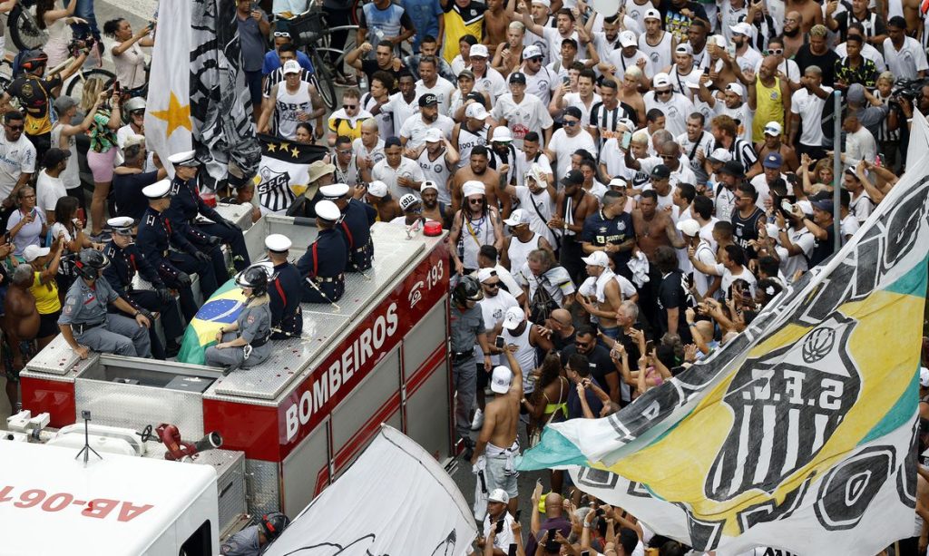 Após fim do velório, corpo de Rei Pelé sai em cortejo por ruas de Santos