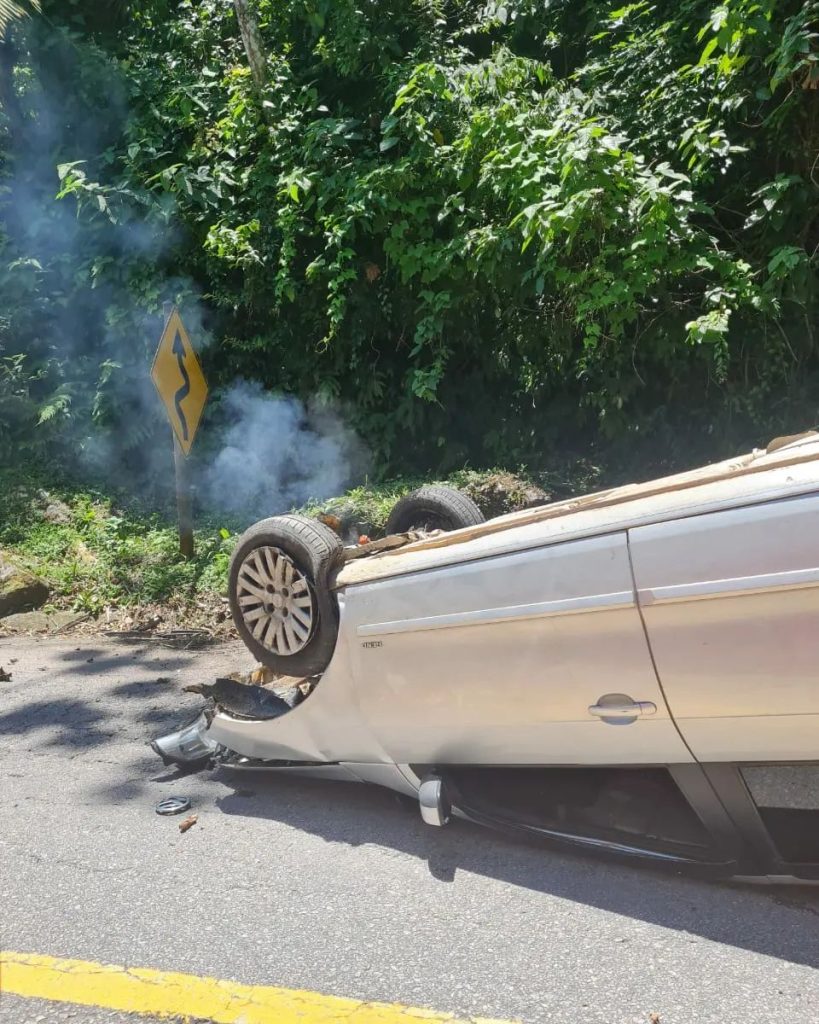 Carro capota, pega fogo e interdita Rio-Santos, em São Sebastião