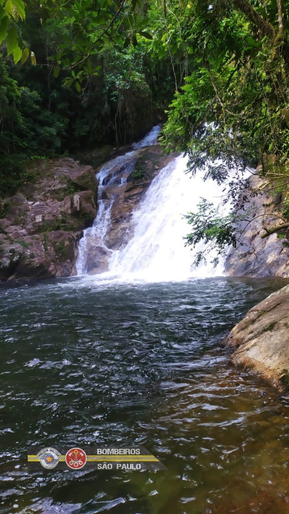 Jovem de 22 anos morre afogado após pular em cachoeira de São Sebastião