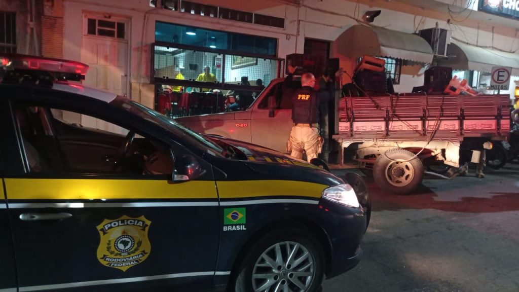 PRF apreende 52 kg de cocaína em caçamba de caminhonete que trafegava na Dutra!