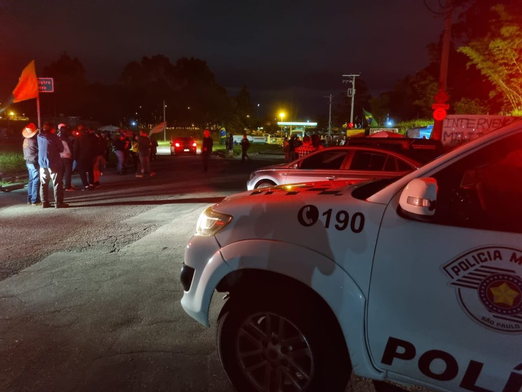 Parte dos manifestantes do DCTA ocupa também entrada da REVAP em São José