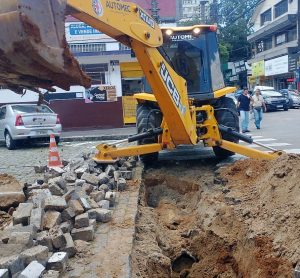 Tubulação se rompe no centro e obra emergencial é realizada!