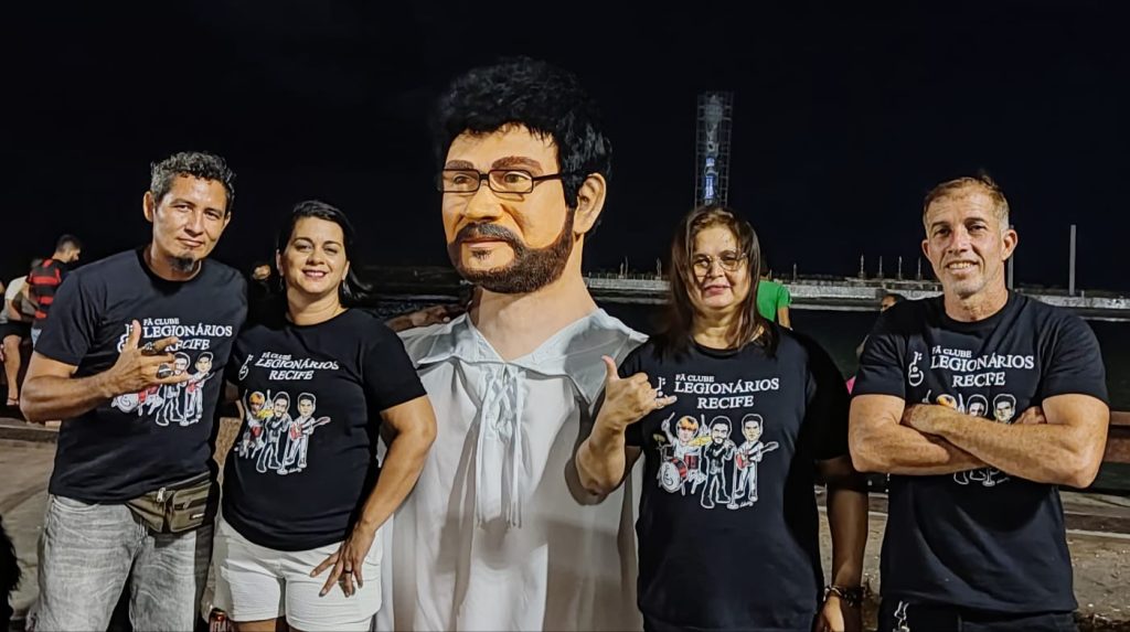 Com direito a boneco gigante, fãs fundam o 'Bloco de Renato Russo' neste carnaval!