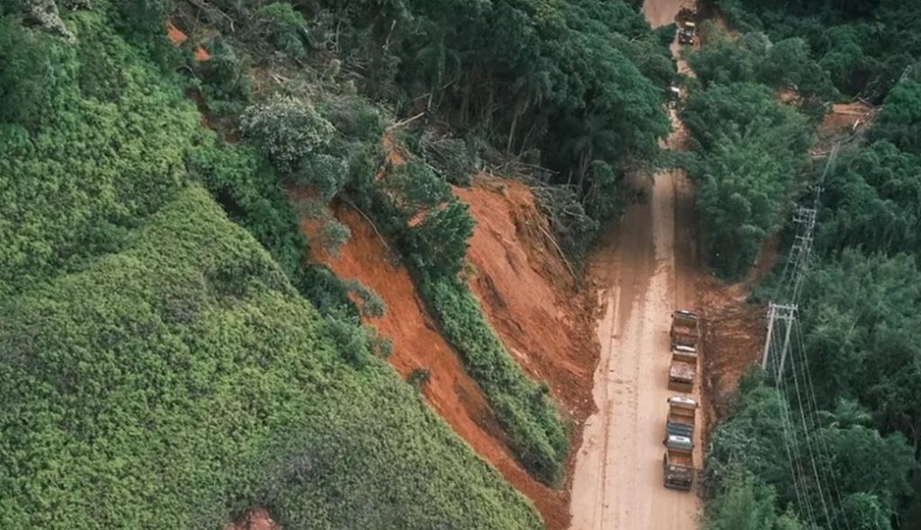 Com tráfego em comboio, ultimo ponto de interdição total da Rio-Santos é liberado
