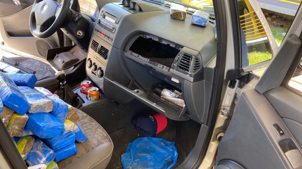 Dupla é presa na Dutra com 35 kg de maconha escondidos em painel de carro