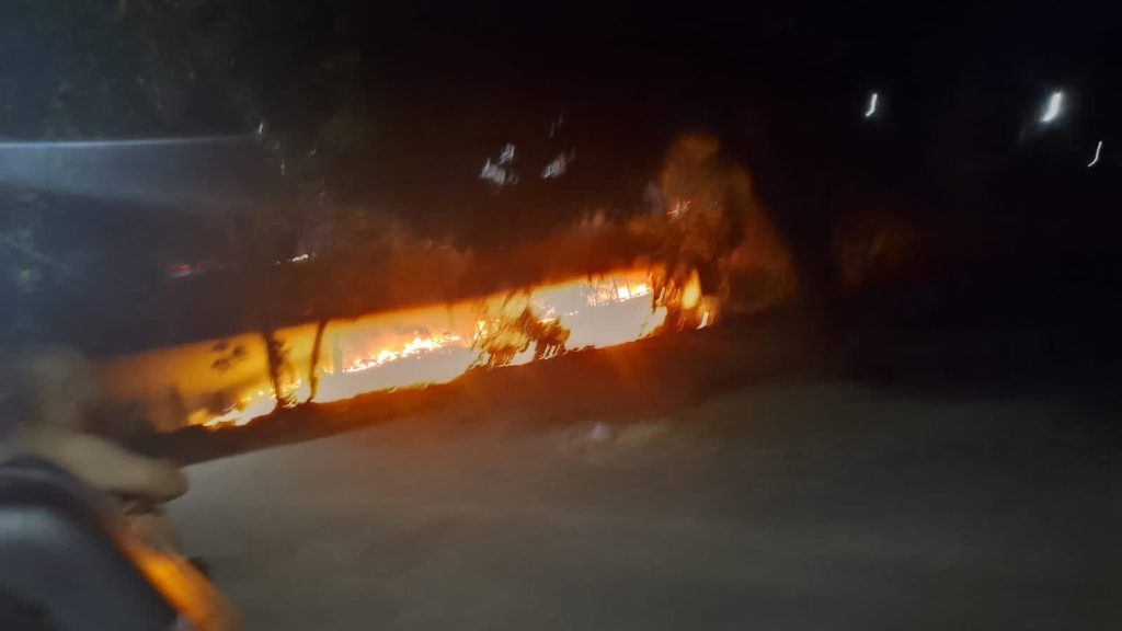 Incêndio em lixo reciclável sob a ponte Minas Gerais movimenta Bombeiros em São José