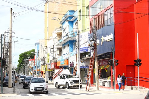 Onze postes começam a ser retirados na revitalização da rua 15 de Novembro