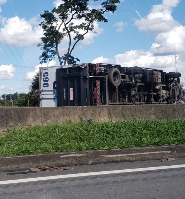 Caminhão tomba na Dutra e prejudica tráfego na altura de São José dos Campos