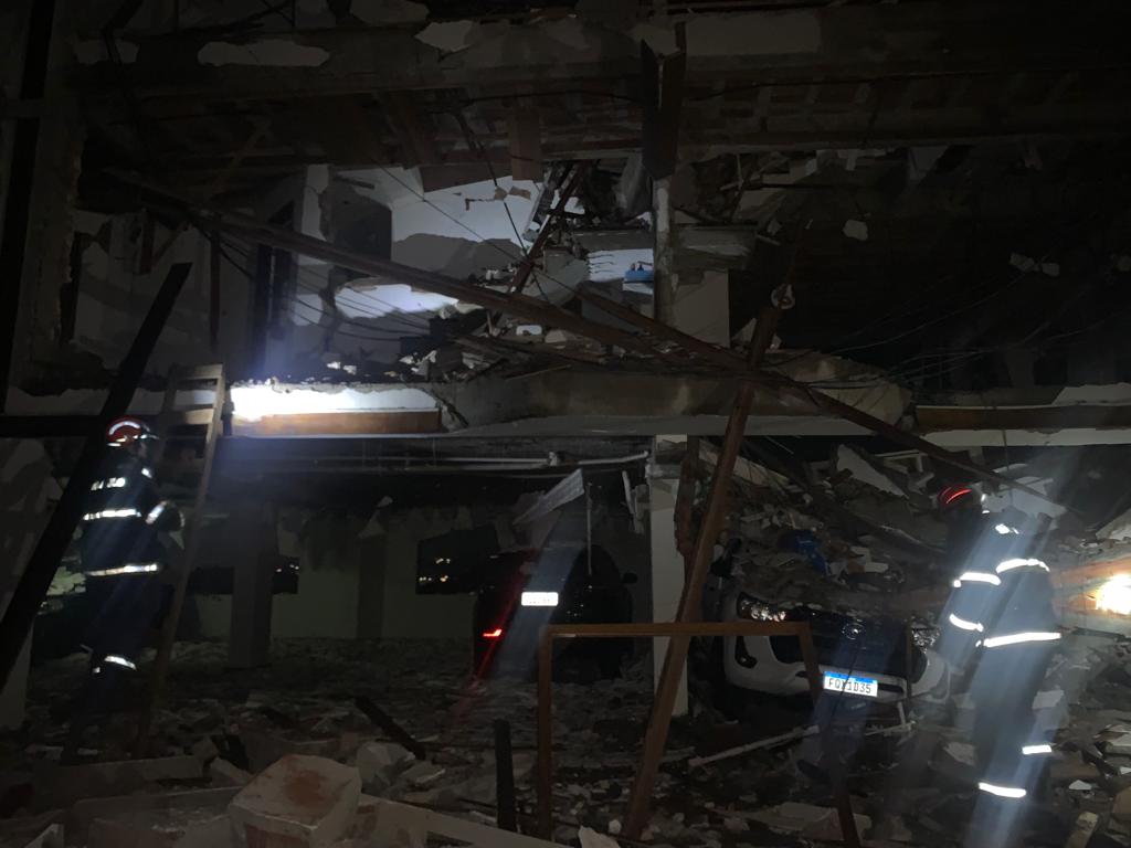 Explosão em condomínio de Campos deixa quatro feridos e destrói 10 apartamentos