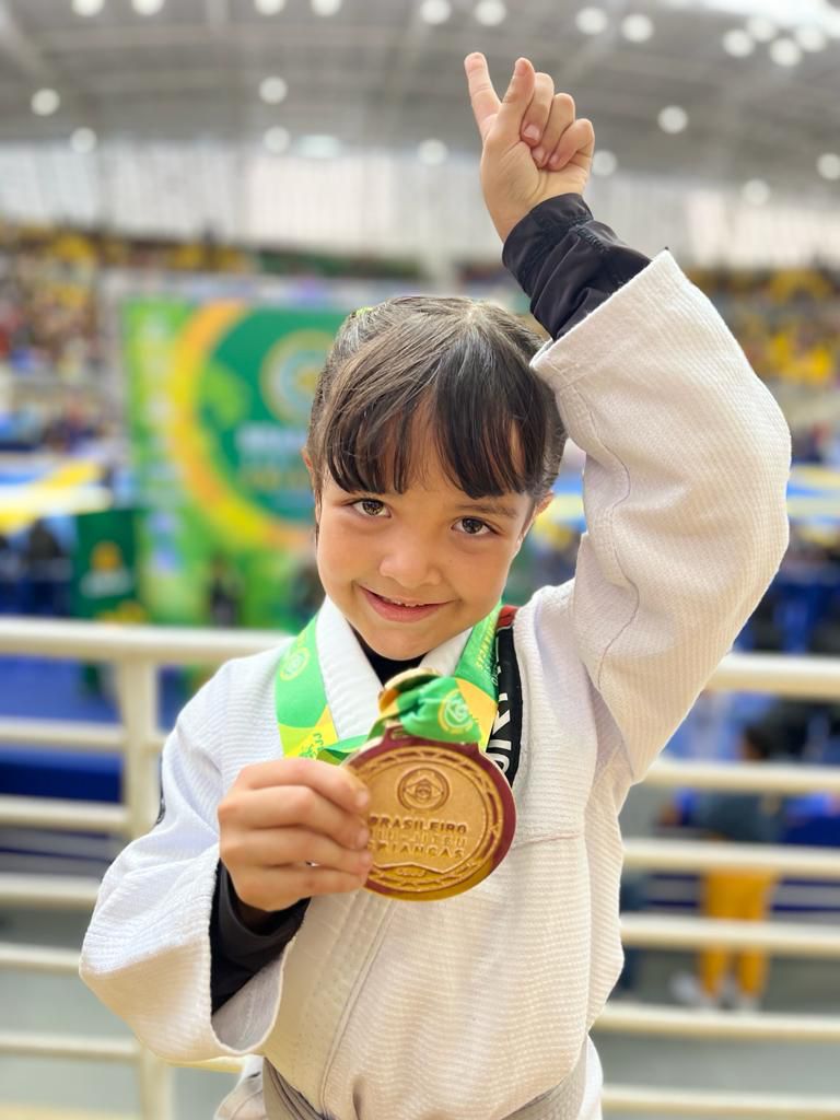 Lutadora mirim kids de São José, Raissa R. Bispo conquista brasileiro de Jiu-Jitsu