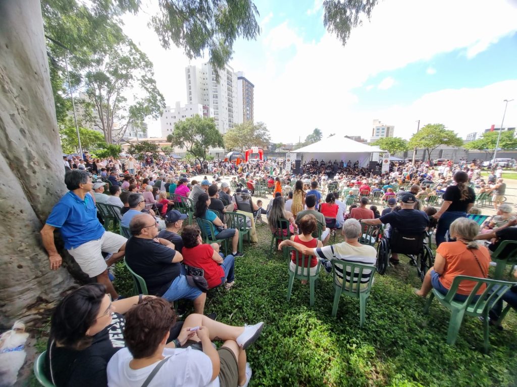 Orquestra emociona e propicia manhã musical na praça Ulisses Guimarães, no Aquarius