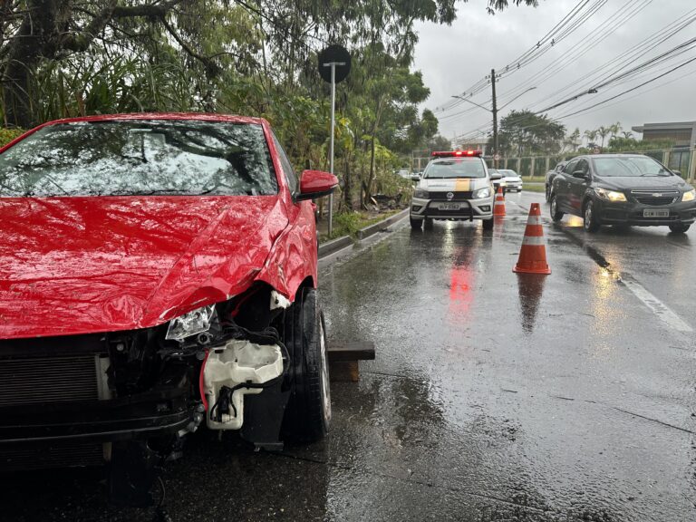 Acidente prejudica trânsito no Urbanova na manhã chuvosa desta quarta