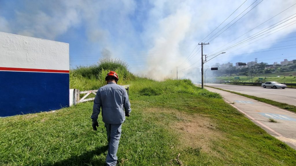 Bombeiros fazem contenção e controlam chamas em área às margens do Vidoca