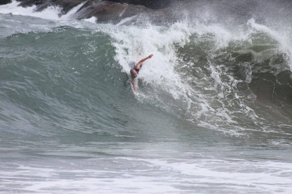 Com ventos fortes e mar agitado na Baía de Todos-os-Santos, ondas