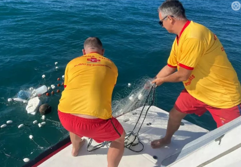 Busca por dupla de pescadores é retomada em Ubatuba; rede e banco do barco são encontrados!