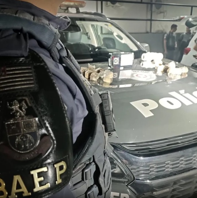 Cão ajuda e Baep encontra 1,6 kg de drogas enterrada na Vila Guarani