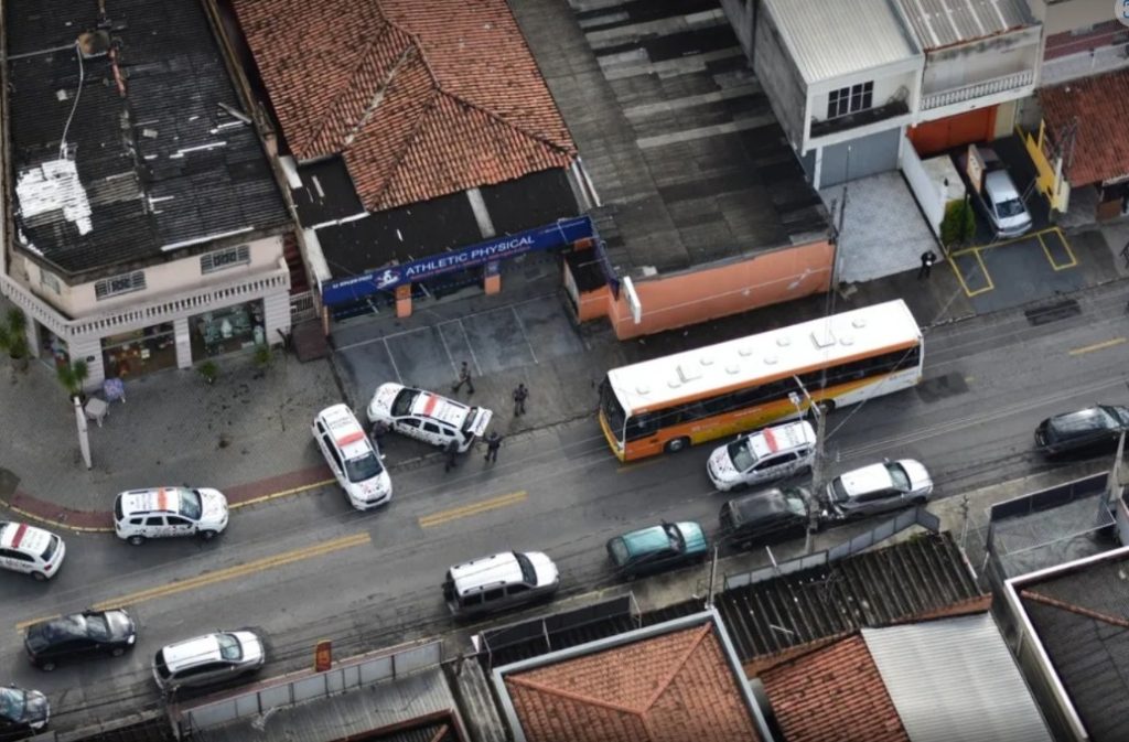 Grupo de seis criminosos, sendo cinco adolescentes, é apreendido após assalto à loja de motos no Motorama