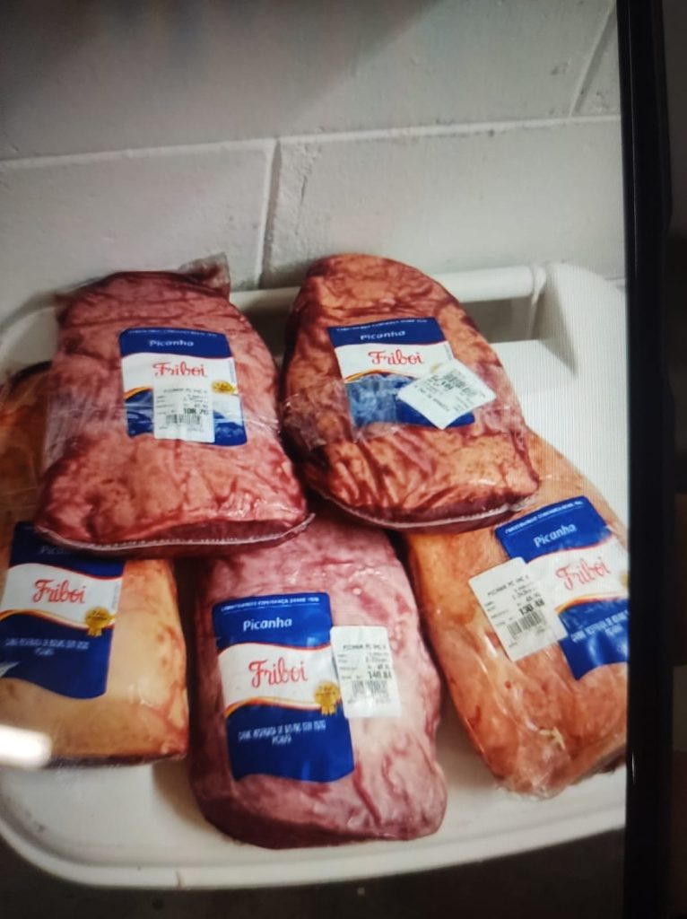 Mulher é presa por furtar peças de picanha em supermercado na zona leste