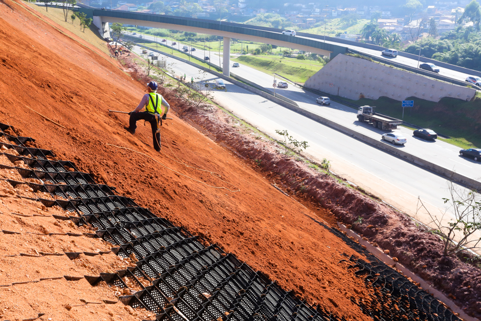 Obras reforçam segurança à motoristas na avenida Mário Covas
