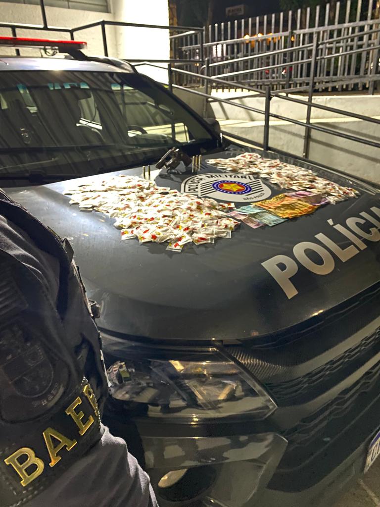 Perseguição resulta na prisão de cinco homens por tráfico de drogas e porte ilegal de arma em São José