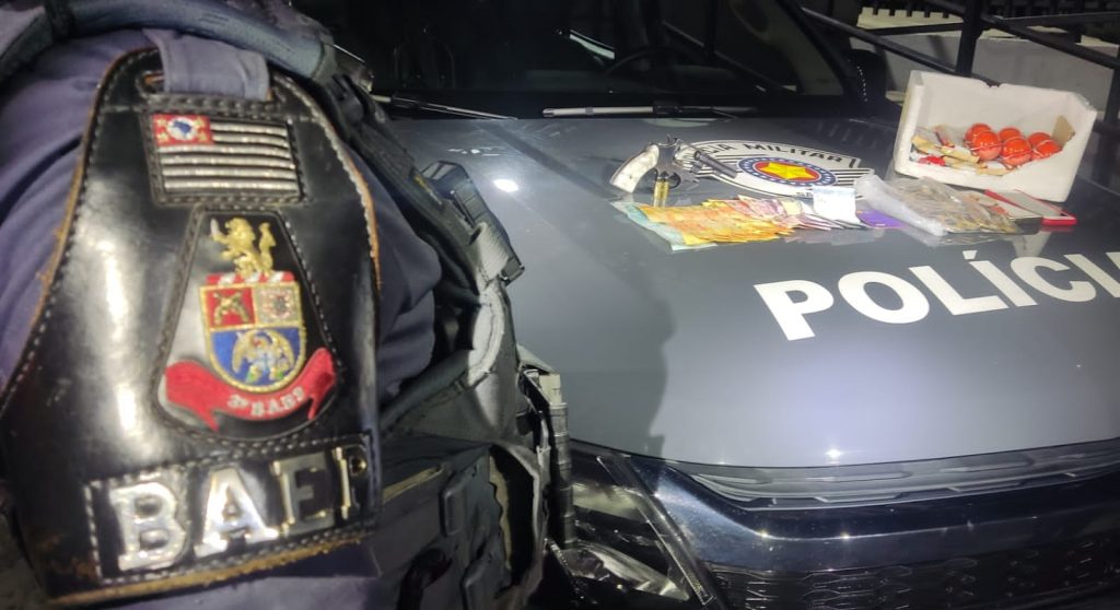 Adolescente armado é detido pela PM após roubar farmácia no Jardim Paulista