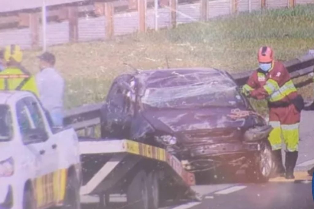 Carro capota e fica destruído em acidente na Dutra em São José dos Campos