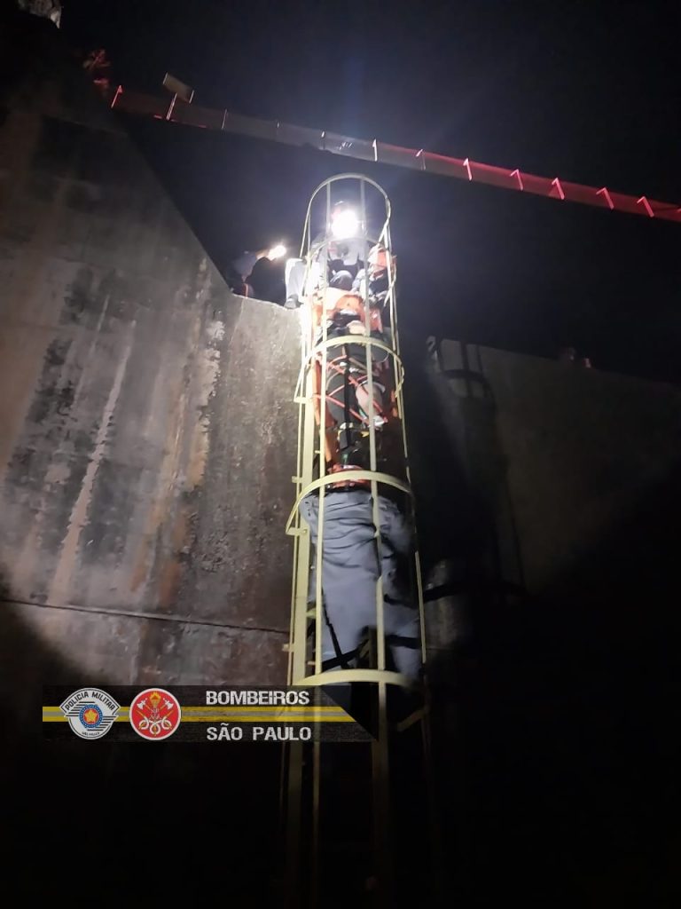 Corpo de Bombeiros realiza resgate de skatista após queda em poço de 15 metros em Paraibuna