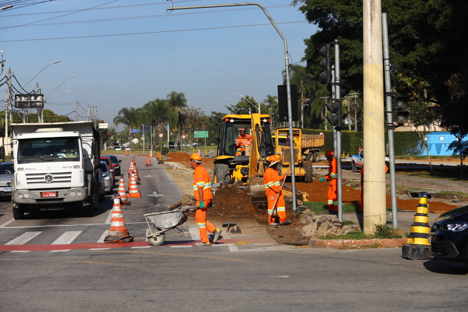 EDP e prefeitura realizam retirada e recolocação de postes para viabilizar obra viária na avenida Eduardo Cury
