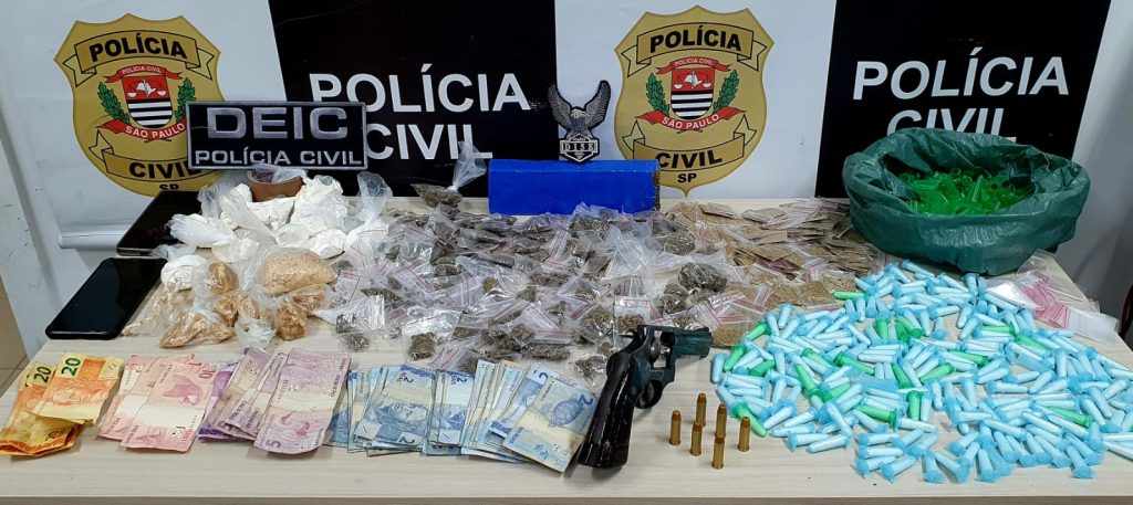 Em operação contra o tráfico, Polícia Civil prende homem com 2 kg de drogas, arma e dinheiro na zona norte