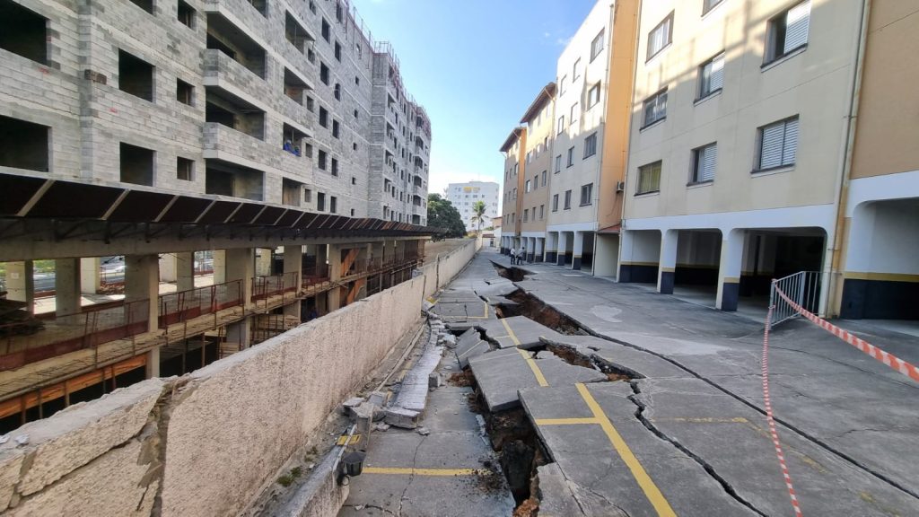 Estacionamento de prédio desaba, fica cheio de rachaduras e deixa carros presos no Jardim Topázio