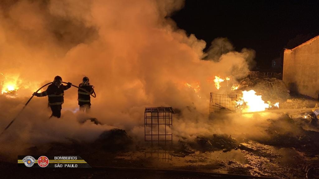 Incêndio de grandes proporções atinge depósito de materiais recicláveis em Taubaté