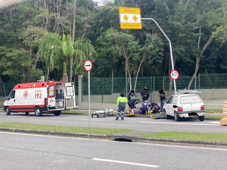 Motorista é socorrido pelo SAMU após colidir veículo em poste de sinalização no Urbanova