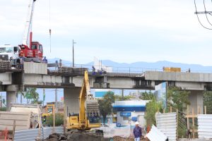 Abandonado há 5 anos, viaduto do contorno da Tamoios em Caraguá será retomado