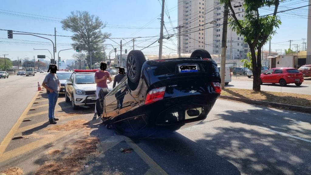 Capotamento de carro é registrado nesta sexta na Estrada Velha próximo ao Centro da Juventude