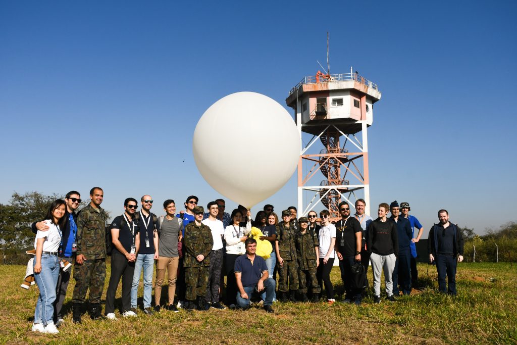Estudantes do SSP23 lançam balão estratosférico para experimento científico no ITA