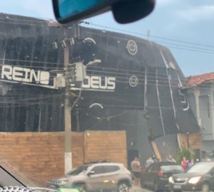 Vendaval de 90 km h causa estragos em Caraguatatuba igreja e shoppings são danificados