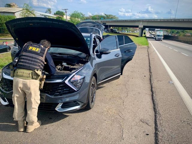 Carro de luxo roubado no Rio é recuperado pela PRF