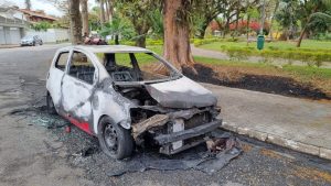 Carro pega fogo e é consumido pelas chamas no Jardim Esplanada