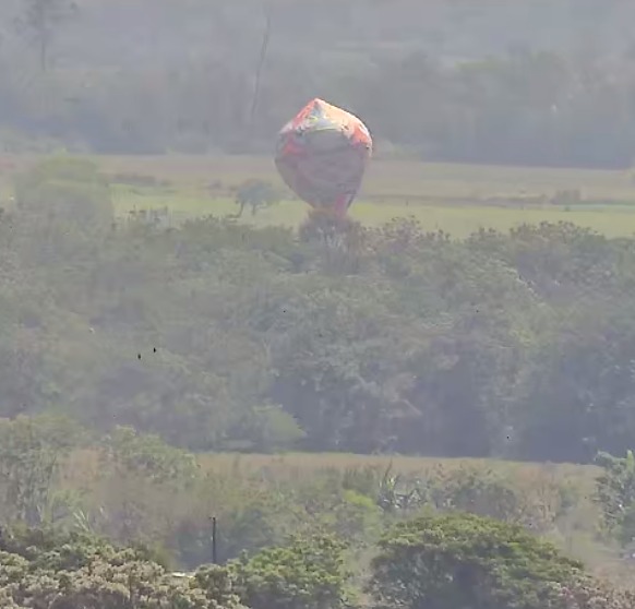 Queda de balão na Vila Guarani em São José dos Campos eleva o risco de queimadas