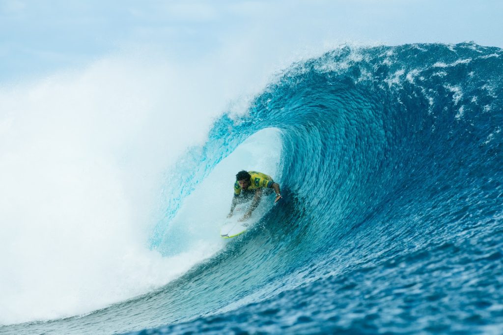 Ubatubense Filipe Toledo luta pelo bicampeonato mundial