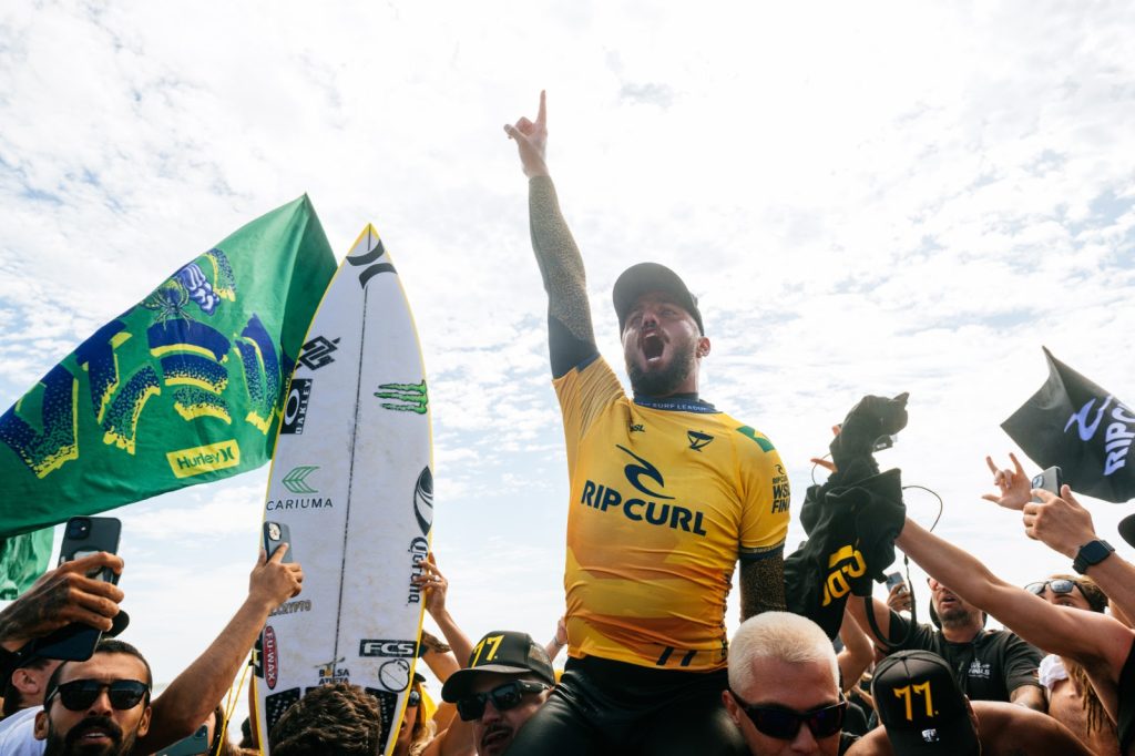 Filipe Toledo bate Ethan Ewing e é bicampeão mundial de surf