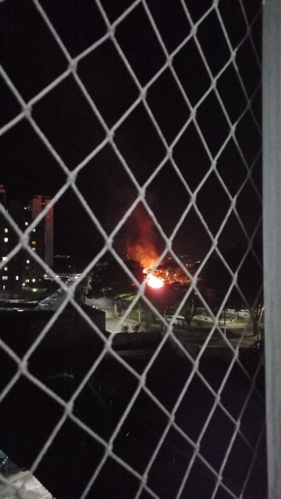 Corpo de Bombeiros age rapidamente para conter incêndio em vegetação próximo ao cemitério no Jardim Ismênia