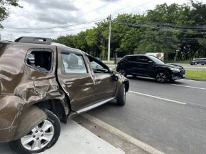 Carro capota na avenida Linneu de Moura no Urbanova