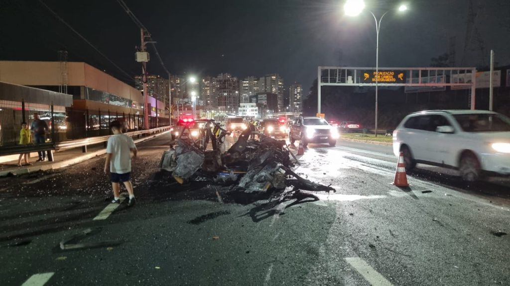 Carro pega fogo e trava Anel Viário!