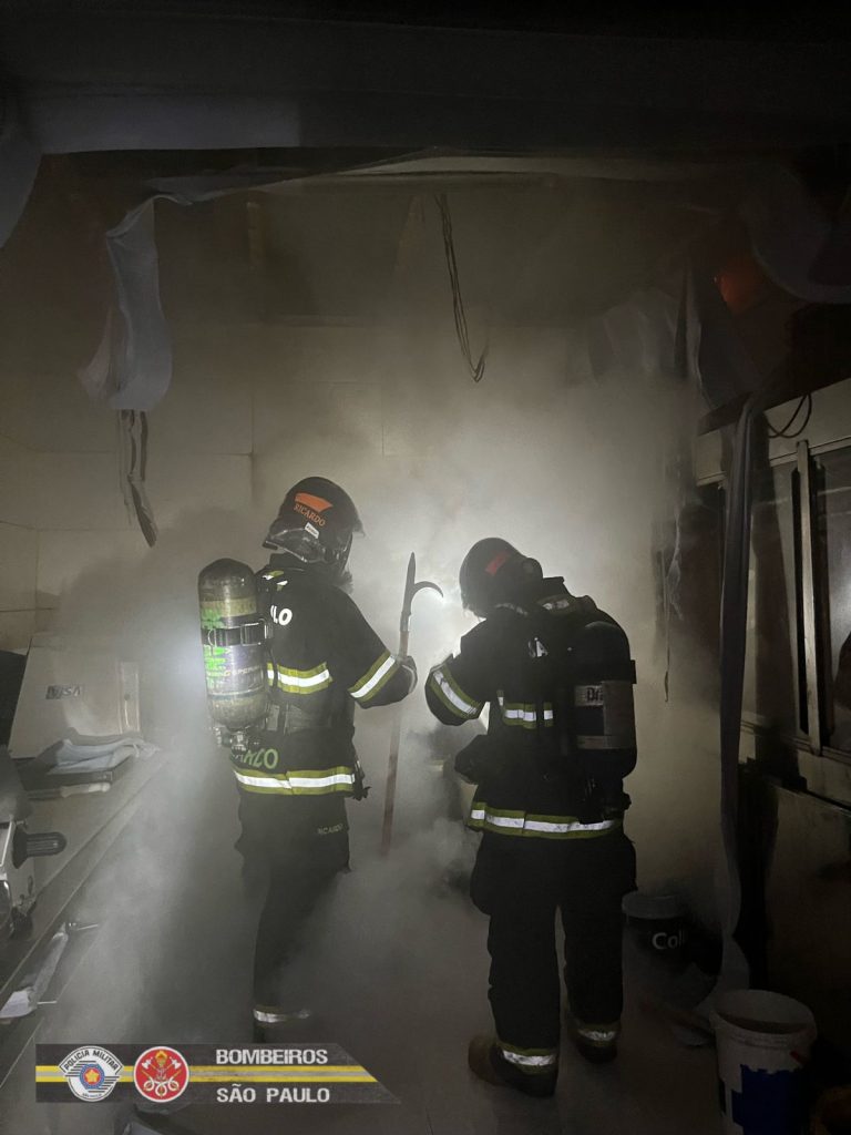 Incêndio em mercadinho mobiliza Bombeiros