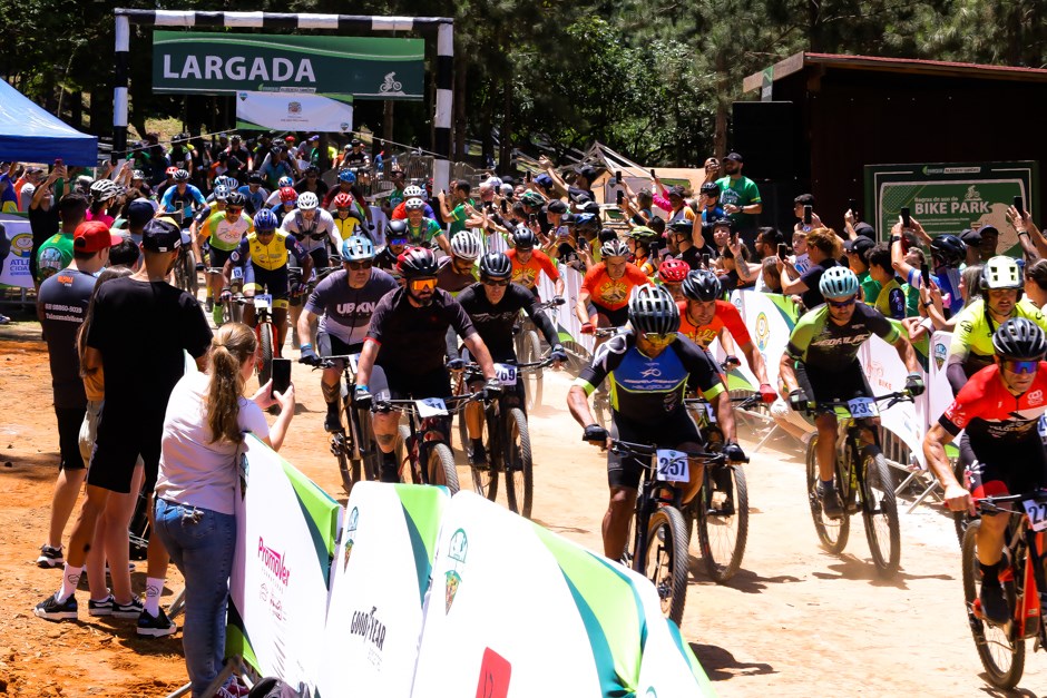 Mais de 100 ciclistas participam da Copa Parque Alberto Simões