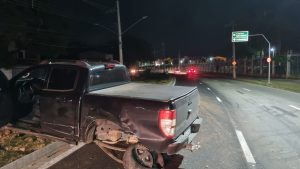 Motorista perde controle do carro na nova rotatória e deixa Urbanova sem luz