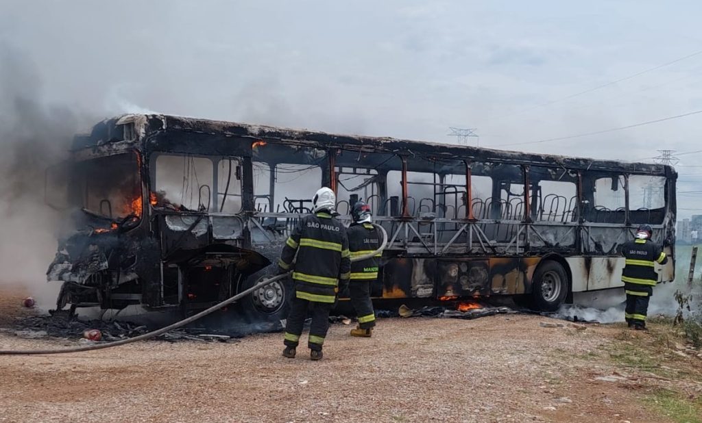 Ônibus pega fogo em garagem de empresa às margens da Via Dutra