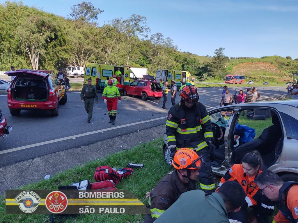 Acidente na Tamoios deixa cinco feridos